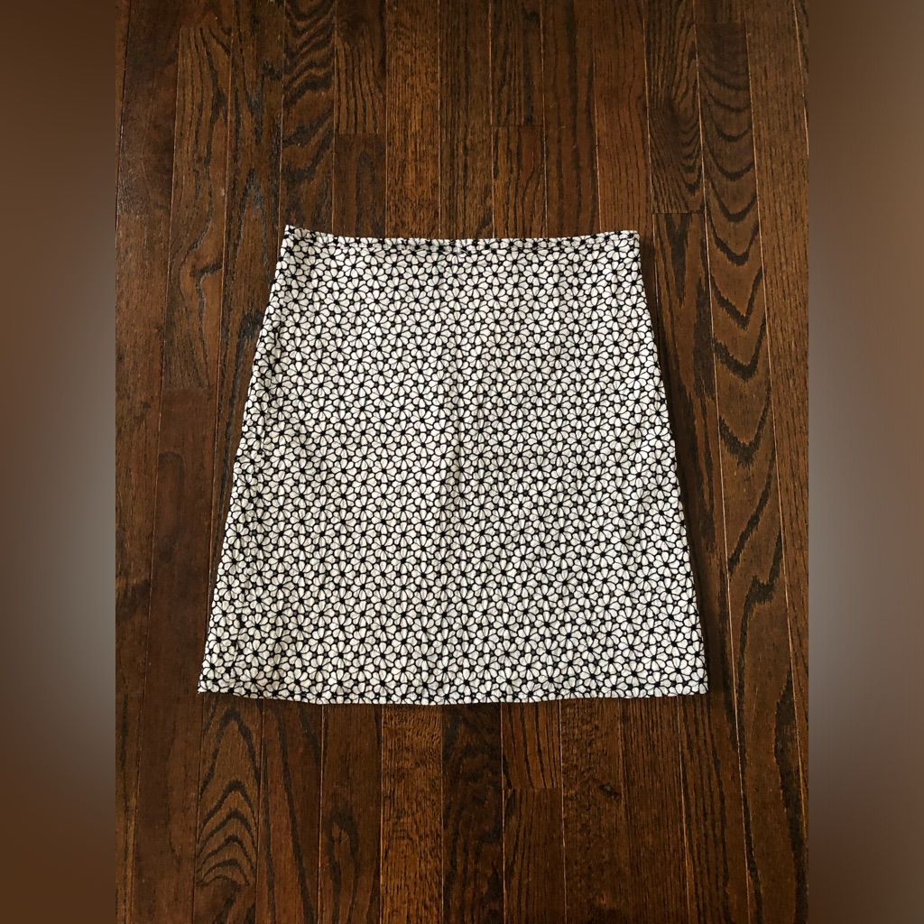 Ann Taylor Women’s 2 Black/White Textured Floral Daisy Pencil Skirt - Euc!